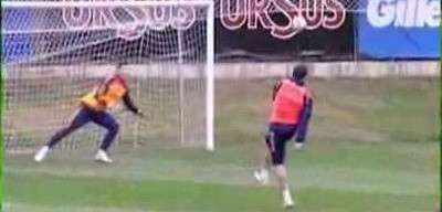 VIDEO / Lucescu nu a uitat fotbal: a dat gol de la centrul terenului!