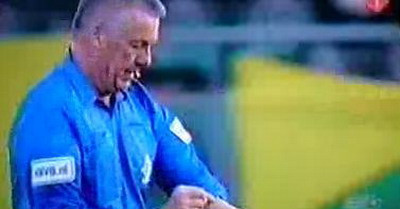 VIDEO Incredibil! Un arbitru a terminat un meci din Olanda pentru ca fanii il injurau de mama!