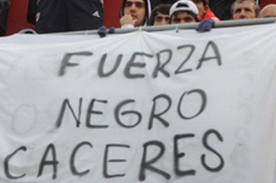 Lui Caceres i-au scos ochiul drept! Vezi ce spune Maradona si mesajele fanilor din Argentina!