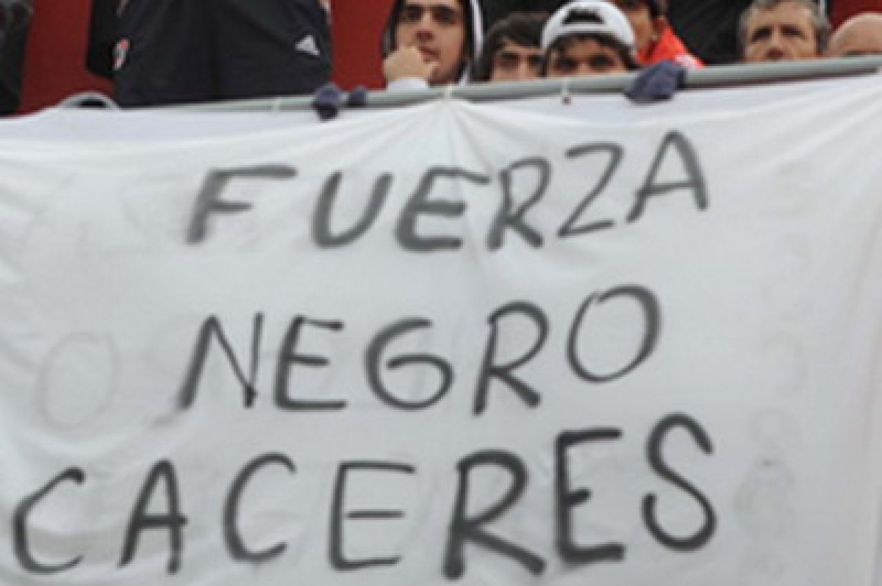 Lui Caceres i-au scos ochiul drept! Vezi ce spune Maradona si mesajele fanilor din Argentina!_1