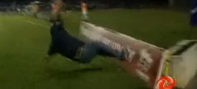 VIDEO N-ai mai facut asa ceva! Cel mai trasnit antrenor din lume!