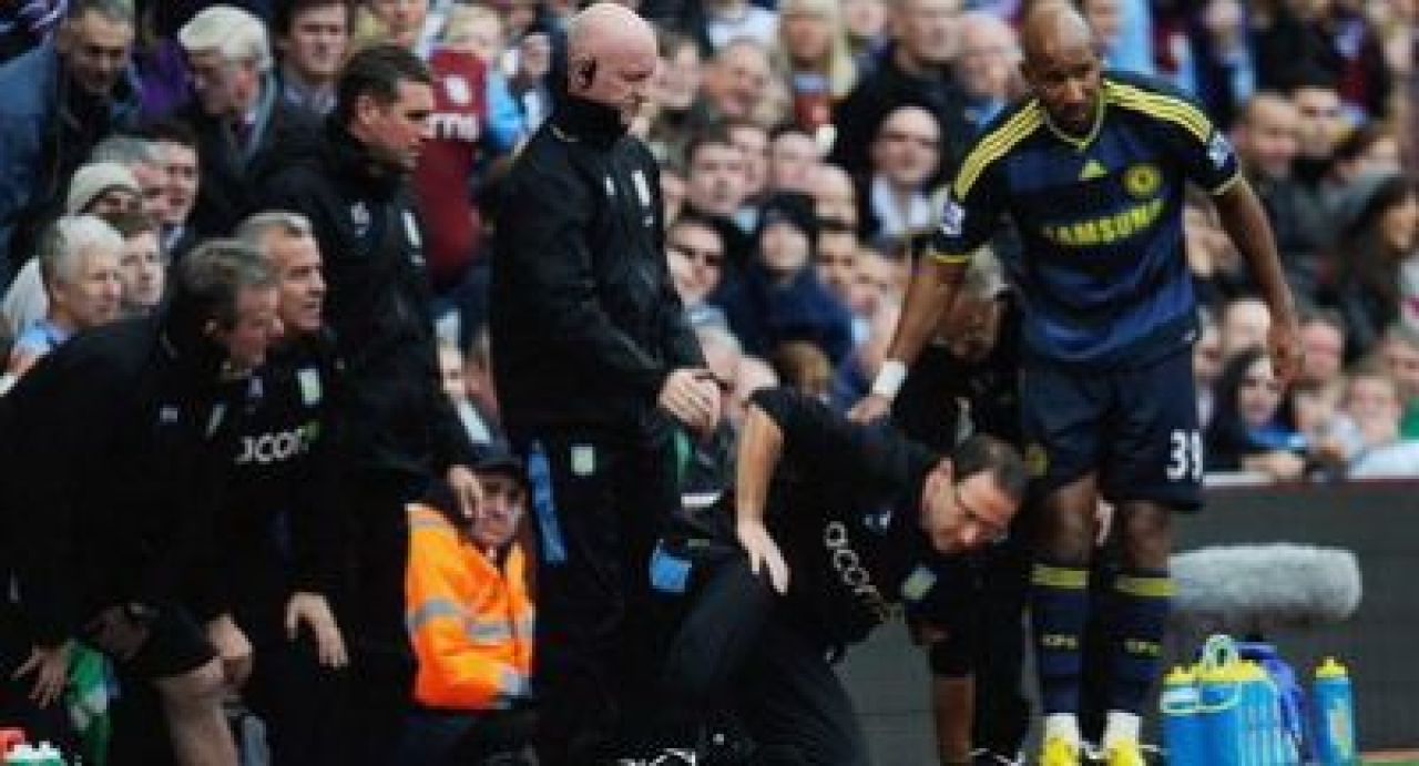 VIDEO Anelka l-a facut knock-OUT pe antrenorul lui Aston Villa! :))_1