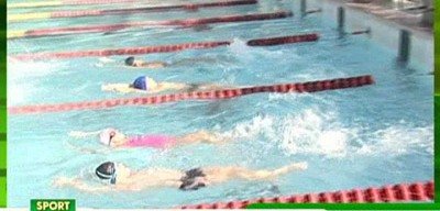 VIDEO: La noi, inotul e sport extrem: copiii se antreneaza afara la 10 grade!