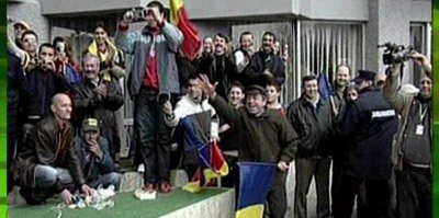 VIDEO: Primiti cu paine si sare...pe rana! Cum au fost intampinati tricolorii la Piatra Neamt