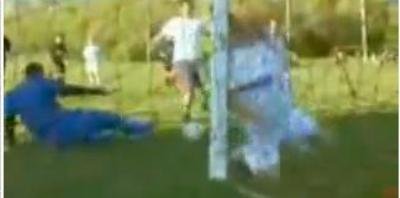 VIDEO:&nbsp; Si-a dat viata pentru un gol, dar s-a ales doar cu fata sparta!