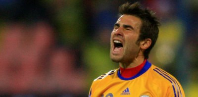 Nu sunt convocat, imi vad de treaba mea. Nu am voie sa stau langa o femeie? Vor sa stau intr-o cusca, singur?