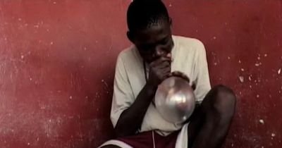 VIDEO Incredibil! Copiii din Africa invata fotbal cu mingi din prezervative!