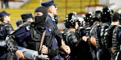 VIDEO / Fanii lui Dinamo au scandat din strada si au aruncat cu sticle pana la Tribuna 0