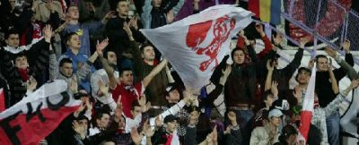 SCANDAL! Fanii lui Dinamo au aruncat cu sticle in tribuna din strada, politia a intervenit