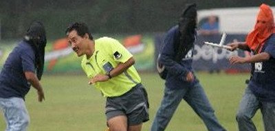 VIDEO Socant! Arbitri batuti cu bestialitate pe teren de suporteri mascati!