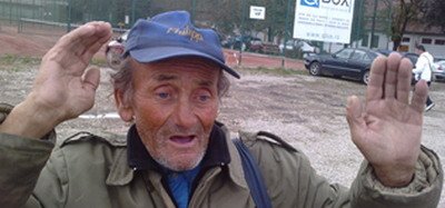 Povestea zilei:&nbsp;La 80 de ani a mers 750 de kilometri pe JOS&nbsp;sa vada meciul echipei favorite!
