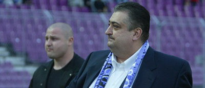 Eu am decis sa vindem bilete la pachet! Trebuie sa acoperim cheltuielile!