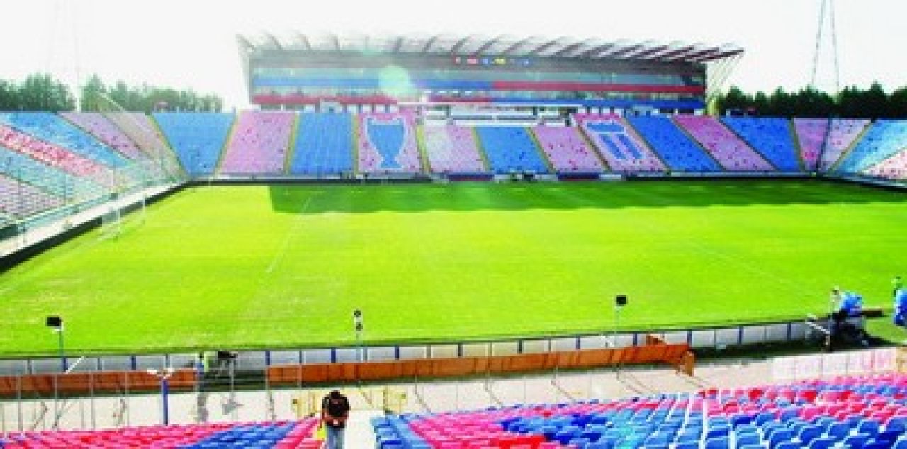 Afara-i vopsit gardul...! Steaua a vopsit gazonul pentru a ascunde nisipul!_1