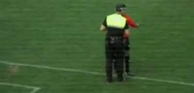 VIDEO / Un arbitru a oprit un meci pentru ca a auzit in difuzoarele stadionului ca i s-a furat masina!