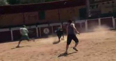 VIDEO / S-a inventat un nou sport: FOOTBULL!
