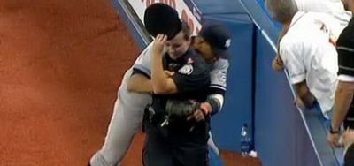 VIDEO Fostul prieten al Madonnei a incalecat o politista pe terenul de baseball!
