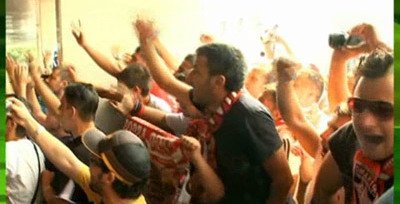 VIDEO / Nebunie la aeroport: fanii si jucatorii lui Dinamo au cantat impotriva Stelei: