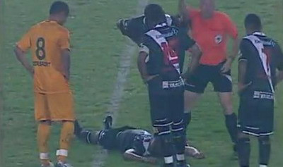 INCREDIBIL: Era sa moara pe teren pentru ca mesteca guma!