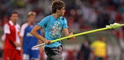 Suporterul care a patruns pe teren n-a scapat usor! A avut grija Ganea de el...