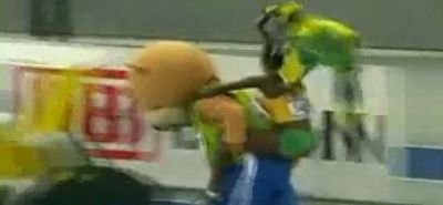 VIDEO De rasul lumii la Berlin! Cum a cazut o&nbsp;campioana mondiala&nbsp;in timp ce calarea mascota!