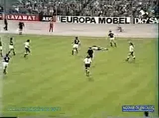 VIDEO / Fabio Capello ii arata lui Rooney cum se sta DREPT in fata arbitrului! Asa scapi de galben: