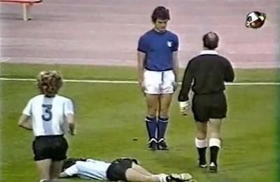 VIDEO / Fabio Capello ii arata lui Rooney cum se sta DREPT in fata arbitrului! Asa scapi de galben: