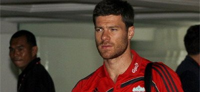 Benitez ii cere lui Xabi Alonso sa-i asculte pe fani si sa refuze Realul!