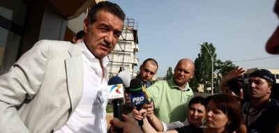Becali: Daca stiam de bannerul ala, inchideam peluza in timpul meciului