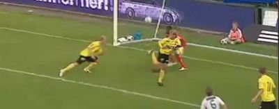 Noua senzatie in fotbal: Autogol cu calcaiul! :))