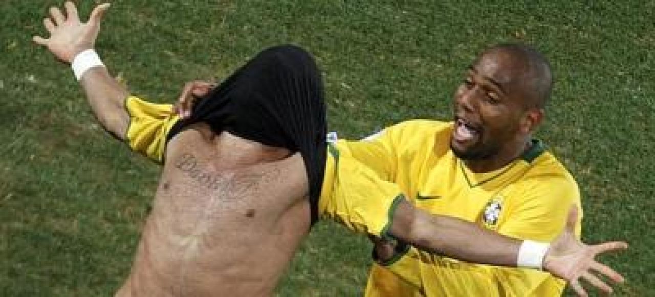 FOTO: Dani Alves s-a bucurat ca un NEBUN dupa golul cu Africa de Sud! Ce si-a tatuat:_1