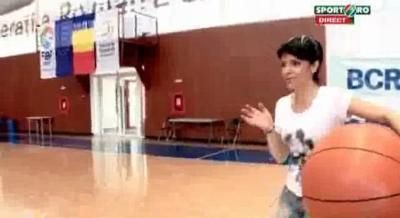 VIDEO! Raluca Arvat te provoaca la Sport Arena Streetball Poti sa dai cos cu MINGEA ASTA? :)