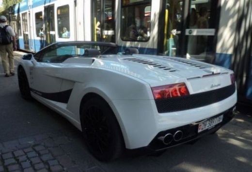 Culmea arogantei! Cum se termina o cursa intre un Lamborghini si un Ferrari :)