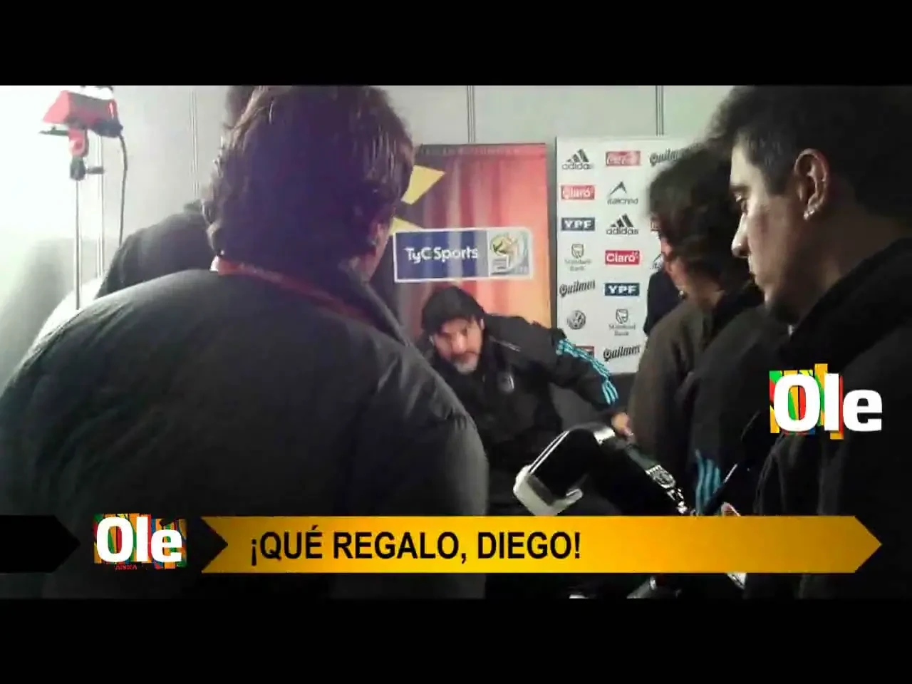 VIDEO / Maradona sufla tare in vuvuzela! Vezi daca se pricepe :)