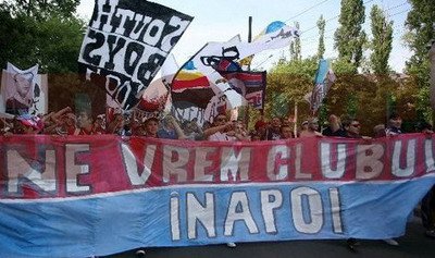 Fanii Stelei ii cer lui Becali sa vanda URGENT&nbsp;clubul: Nu plec pentru ca vor 17 bagabonti !