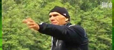 Se joaca cu RAMA! Vezi cum isi pierde timpul Valuev inainte de meciul cu Chagaev