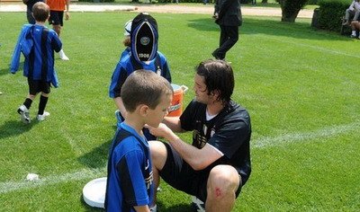 FOTO:&nbsp; Campionul Cristi Chivu, asaltat de 200 de copii pentru autografe!