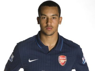 FOTO! Gradinita albastra: Walcott prezinta noul echipament al lui Arsenal!