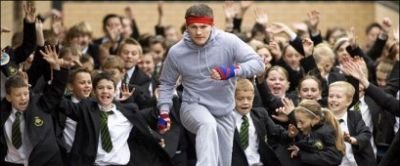 "Guralivul" Mayweather senior il antreneaza pe Hatton in SUPER GALA Hit Man vs. Pac Man!