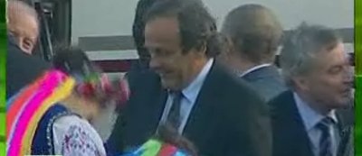 Ucrainienii s-au inspirat de la noi: Platini primit cu folcloriste la Kiev!