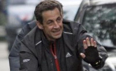 POZA ZILEI: Sarkozy face SENZATIE pe bicicleta!