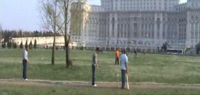FOARTE TARE: Indienii joaca CRICKET in parcul Izvor!