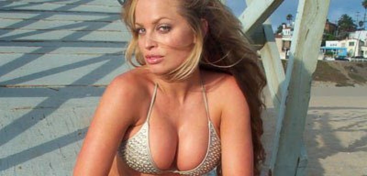 Top Dive Wrestlemania 25 locul 9 - Christy Hemme - 250.000 dolari de an!_1