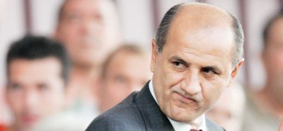 "Manea e PROST! I-am spus sa jucam in alb cu Dinamo, nu in roz. Nu se confunda cu rosul lor nenorocit!"