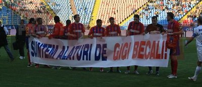 Peluza Sud si Peluza Nord, impotriva lui Gigi: "Ai grija sa nu scapi sapunul"