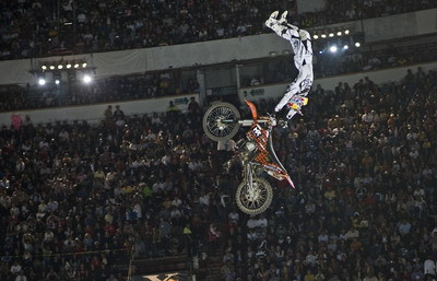 Povestea Zilei: Baiatul de cauciuc castiga prima etapa Red Bull X-Fighters!