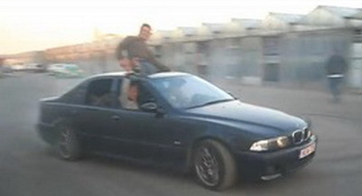 TARZAN 2: Un sofer baut face cerculete cu un BMW M5!