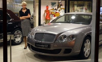 Vrei o femeie? Ia-ti un Bentley! Femeile sunt mai atrase de barbatii in masini scumpe!