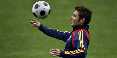 Vezi cu cine juca Mutu fotbal in fata blocului!