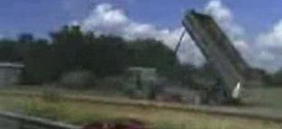 Stevie Wonder la volan! Un camion s-a izbit de un pod la 60 de Km/h!