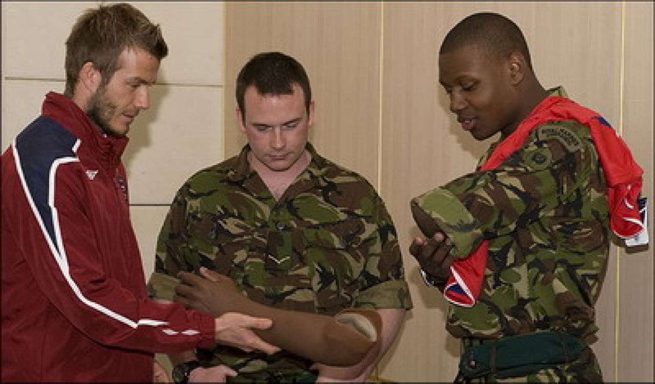 Vezi ce farsa i-a facut un soldat care a luptat in Afganistan lui David Beckham!_1